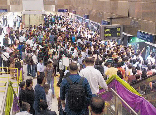 A mechanical snag stopped theMetro train bound forMysuru Road at the Cubbon Park on Friday. All the passengers were deboarded. DH PHOTO