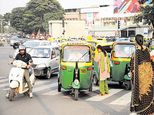 The haphazard parking of autorickshaws and cabs blocks traffic in front of the Cubbon Park Metro station. DH photo
