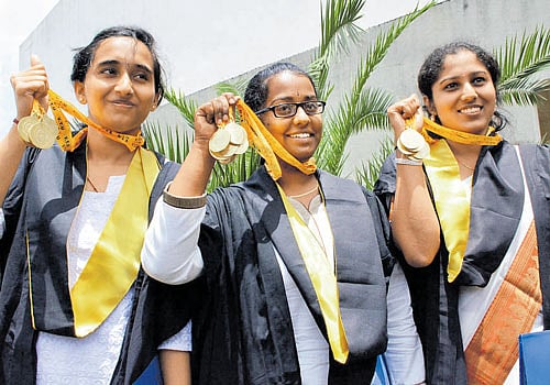 Gayatri Prabhu, Niveditha M and Deepthi Devaraj pose with their gold medals at the 15th Convocation of Visvesvaraya Technological University in Belagavi on Friday. DH Photo
