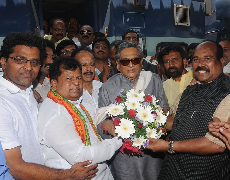 BJP leaders welcome former chief minister S M Krishna at the Mysuru railway station on Monday. DH Photo