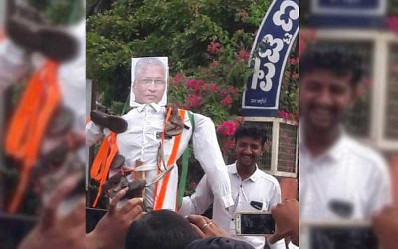 A portrait of MLA Shrimant Patil, was garlanded with footwear, at Ainapur in Kagwad Assembly constituency to express anger against the legislator. (DH Photo)
