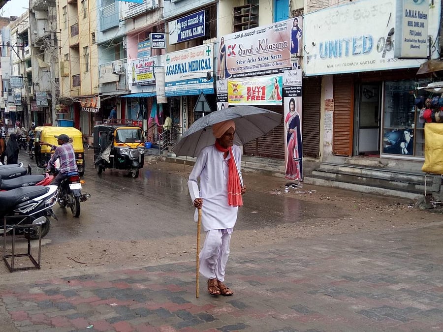 Thunderstorms that crippled life and work in the cities, were reported in both the northern and southern parts of the state.