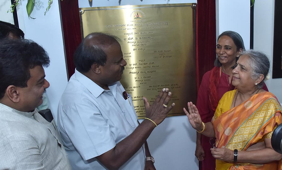 Chief Minister H D Kumaraswamy, Infosys Foundation chairperson Sudha Murty and DGP Neelmani Raju during the inauguration of the centre in Bengaluru on Thursday.DH Photo /Janardhan B K
