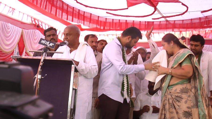 JD(S) supremo H D Deve Gowda, Prajwal and Bhavani Revanna break into tears at a party rally at Holenarasipur, Hassan district, on Wednesday. dh photo
