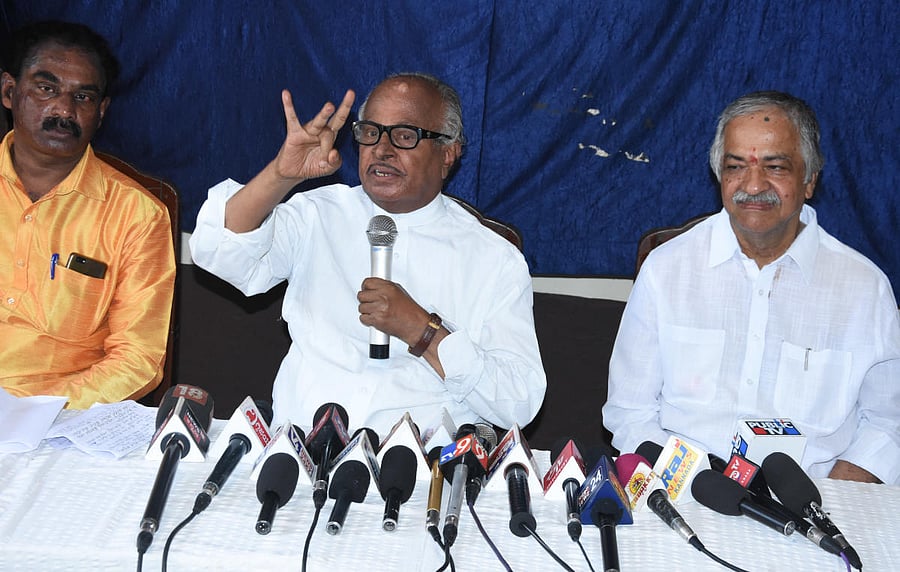Veteran Congress leader B Janardhana Poojary addresses mediapersons at Hotel Woodlands in Mangaluru on Thursday. Former MLA Vijaykumar Shetty is also seen.Veteran Congress leader B Janardhana Poojary addresses mediapersons at Hotel Woodlands in Mangaluru