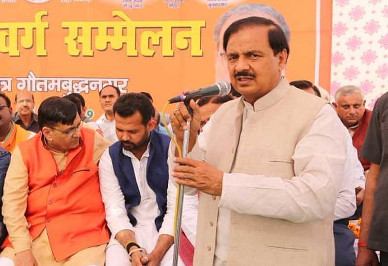 A day after his statement on MPs duty to fulfil citizen's wishes, Union Minister of State for Culture Mahesh Sharma launched a new tirade at Opposition leaders in Sikandarabad in Uttar Pradesh's Bulandshahr district. During a political rally, he asked the crowd "who will watch Mamata's Kathak and listen to Karnataka Chief Minister Kumaraswamy's song here?"