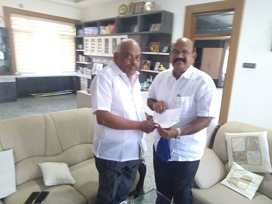 Umesh Jadhav, submitting his resignation to Speaker K R Ramesh Kumar at the latter's residence in Srinivaspura, Kolar on Monday