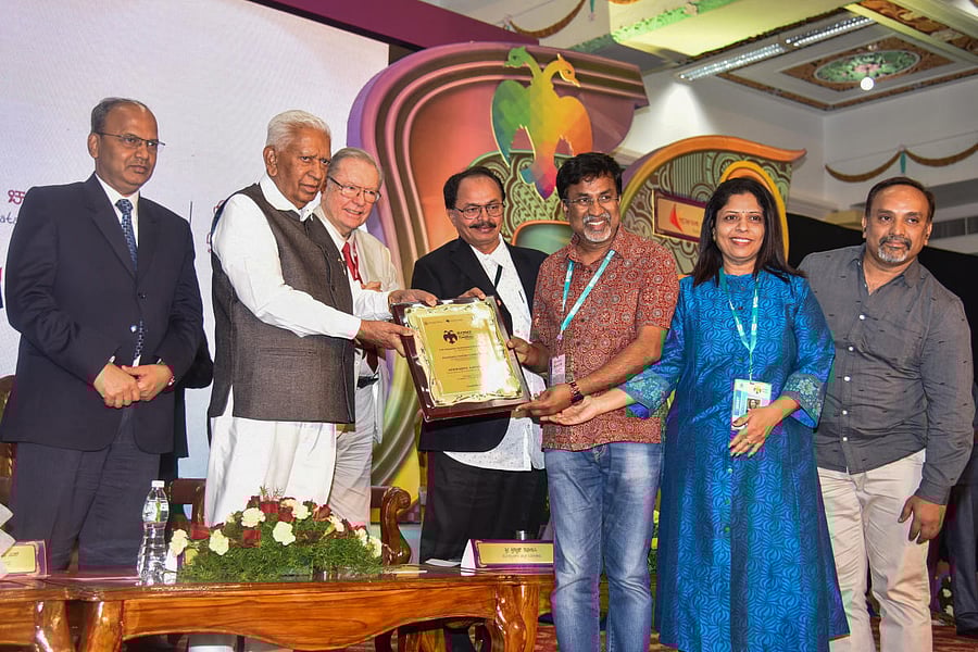Governor Vajubhai Rudabhai Vala presents the Kannada Cinema Competition first place award to P Sheshadri, the director of Mookajjiya Kanasugalu, and the film's team at a ceremony held at the Banquet Hall, Vidhana Soudha, in Bengaluru on Thursday. Chief Secretary T M Vijay Bhaskar, Polish filmmaker Cryzstof Zanussi and chairman of Karnataka Chalanachitra Academy Nagathihalli Chandrashekhar are also seen. DH Photo by S K Dinesh