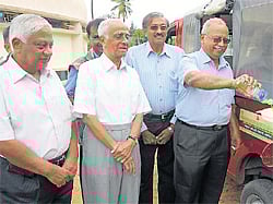 Eco-friendly Secretary of NIE S L Ramachandra fills bio-diesel into a vehicle as part of Wold Bio-fuel Day in Mysore on Friday. N Ramanuja, S R Subba Rao, S Shyamsundar and M N Lakshminarayan are seen. DH photo