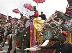 Thousands watch colourful 'Jamboo savari' at Mysore