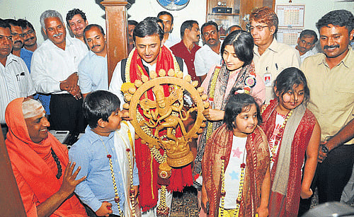 All in a day's work: Uttar Pradesh Chief Minister Akhilesh Yadav, wife and MP Dimple Yadav, children Arjun Singh, Aditi and Tina are all smiles, after being felicitated by Suttur Seer Sri Shivaratri Deshikendra Swamiji at Suttur Mutt in Mysore on Friday. dh photo