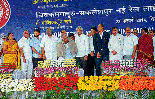 Union Minister for Railways Mallikarjuna Kharge lays foundation for the Chikmagalur - Sakleshpura broad- gauge railway line, by pressing a button, at Chikmagalur on Sunday. DH photo