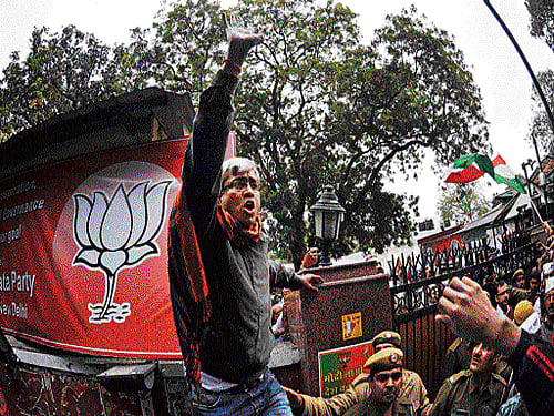 Ashutosh, member of Aam Aadmi Party, agitates outside BJP office in New Delhi to protest against the arrest of AAP leader Arvind Kejriwal in Gujarat. DH Photo/Chaman Gautam