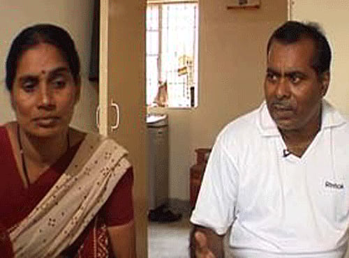 Delhi rape victim's father slams Mulayam, Abu Azmi Photo courtesy: TV grab
