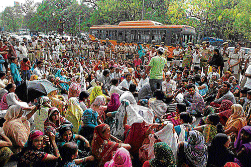 Scores of protesters led by the Aam Aadmi Party workers stage a protest demanding water lines at JJ colonies in Tigri and Devli, on Monday. DH photo