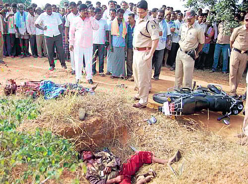 Superintendent of Police Ajay Hilori and KolarMLA Varthur Prakash inspect the spotwhere amanand his grandsonweremauled to death by a leopard atN Gollahalli in Kolar taluk onWednesday. DH PHOTO