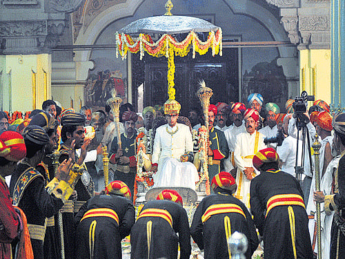 The king: Royal guards take a bow before royal scion Yaduveer Krishnadatta Chamaraja Wadiyar during his coronation at the majestic kalyanamantapa (marriage hall) at Amba Vilas Palace in Mysuru on Thursday. DH Photo