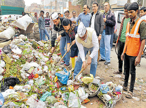 Aam Aadmi Party Workers cleared the garbage dumps in Patparganj in East Delhi on Sunday. DH PHOTO