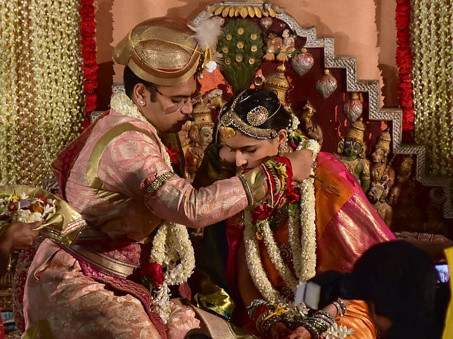 24-year-old Boston-educated Yaduveer, the 27th 'King' of Wodeyar dynasty tied the nuptial knot with Trishika in the auspicious 'Karkataka lagna' this morning. DH photo