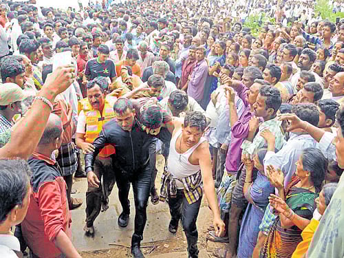 A body that was recovered during the search operations in River Tungabhadra at Hadonahalli village in Shivamogga taluk on Thursday. PHOTOS BY SHIVAMOGGA NAGARAJ