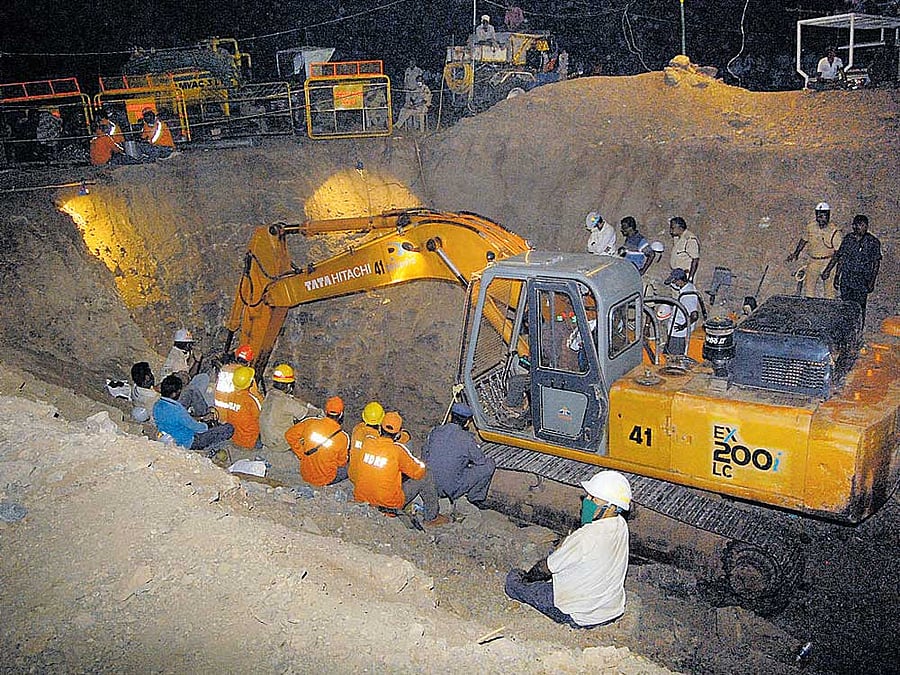 Rescue team continued operations till 11.30 pm, before they brought out the body of Kaveri, who had fallen into a borewell at Jhunjurwada village in Belagavi district. dh photo