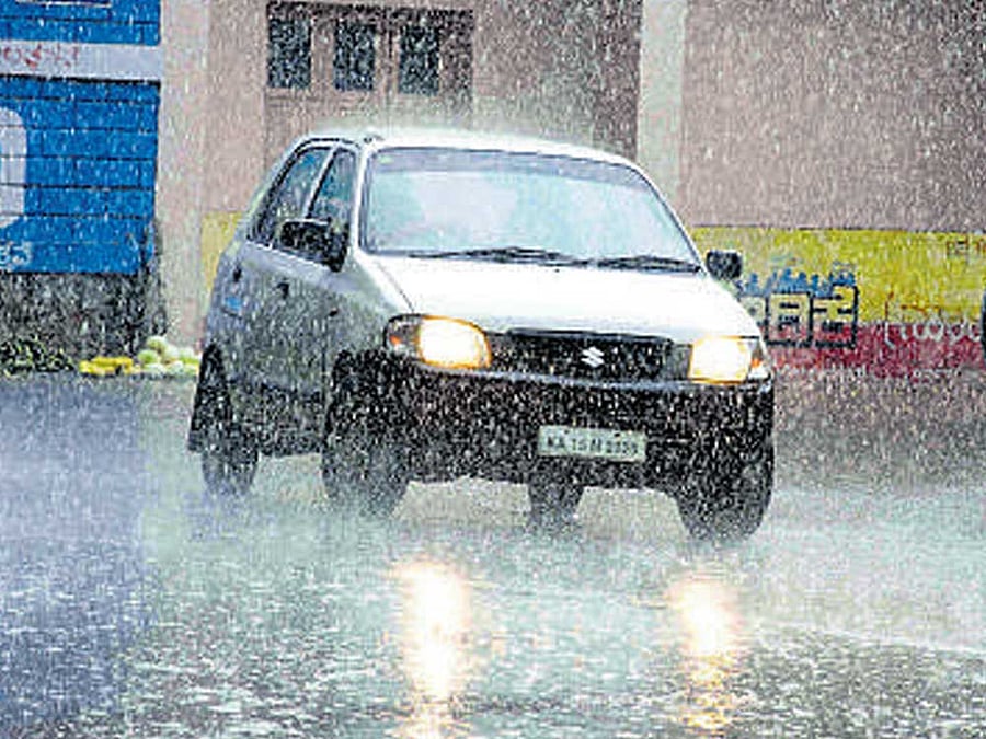 Heavy to moderate showers lashed Shivamogga city on Friday. dh photo