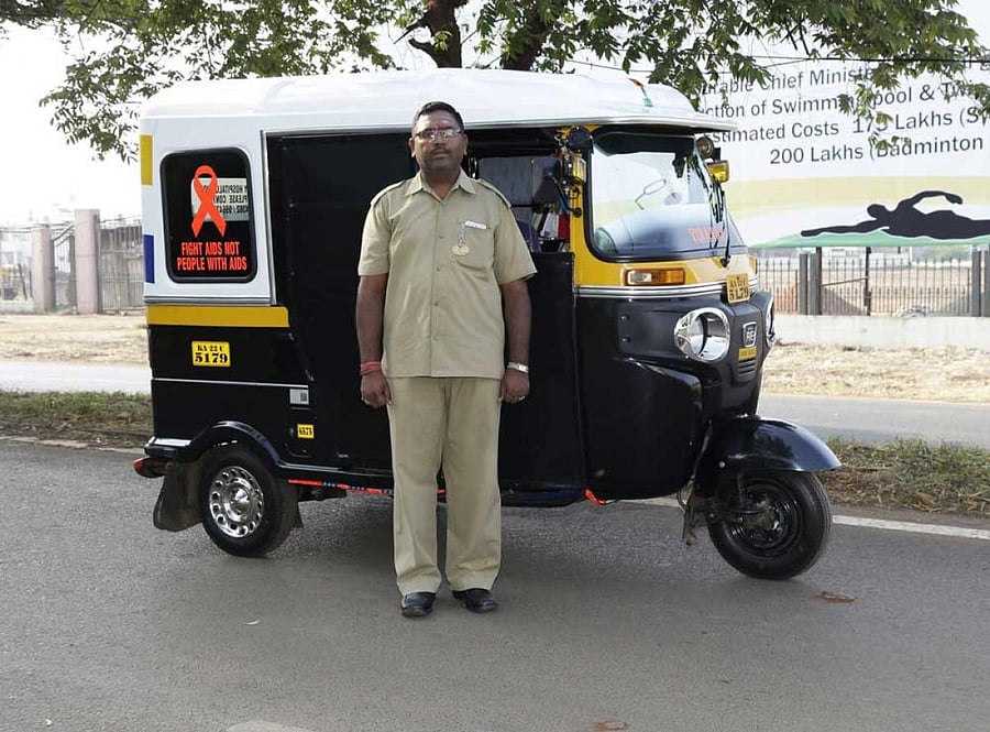 Manjunath Ningappa Pujari, who drives an auto every day after his office hours, offers free rides to those in emergency situations. DH Photo