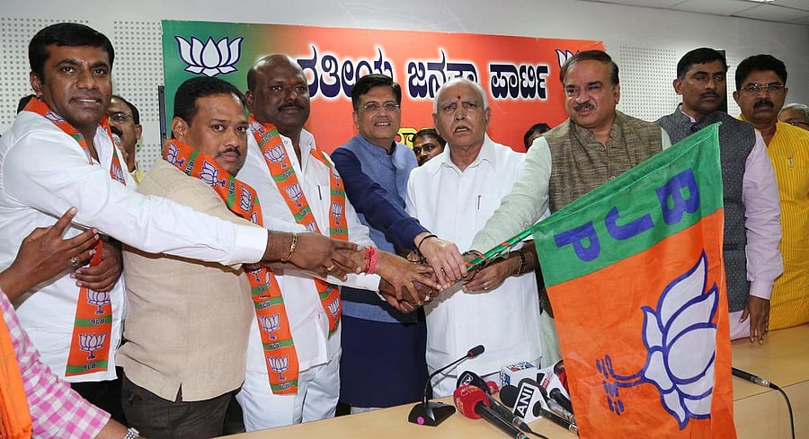 JD(S) legislators Dr Shivaraj Patil and Manappa Vajjal (second and third from left) being inducted into the BJP in Bengaluru on Thursday. BJP leaders Piyush Goyal, B S Yeddyurappa, Ananth Kumar, P Muralidhar Rao and R Ashoka are seen. DH Photo