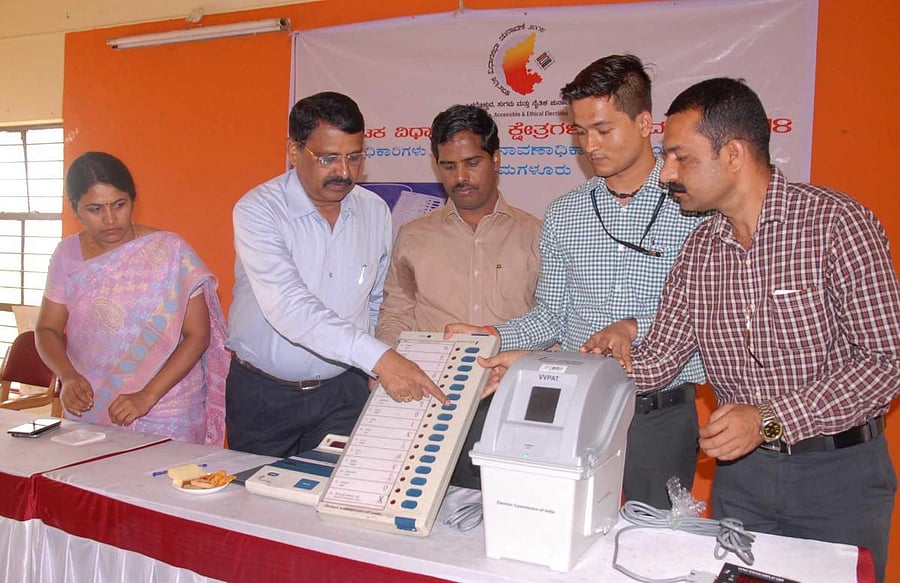 Deputy Commissioner M K Srirangaiah (2nd left) demonstrates on the VVPAT in Chikkamagaluru on Saturday.
