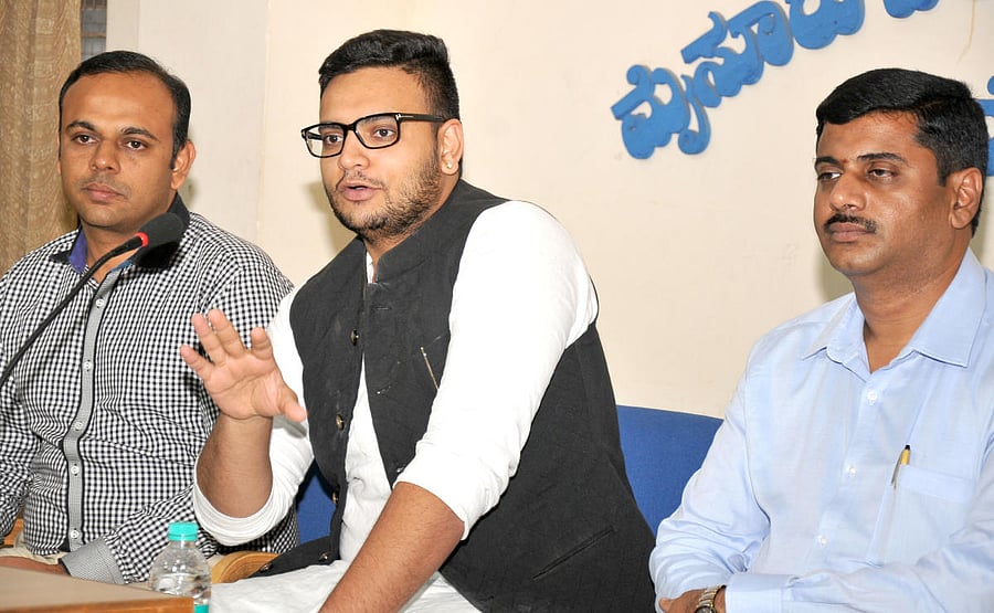 Yaduveer Krishnadatta Chamaraja Wadiyar addresses a media conference, in Mysuru, on Tuesday. M S Harish Shenoy and C A Vishwanath are seen.