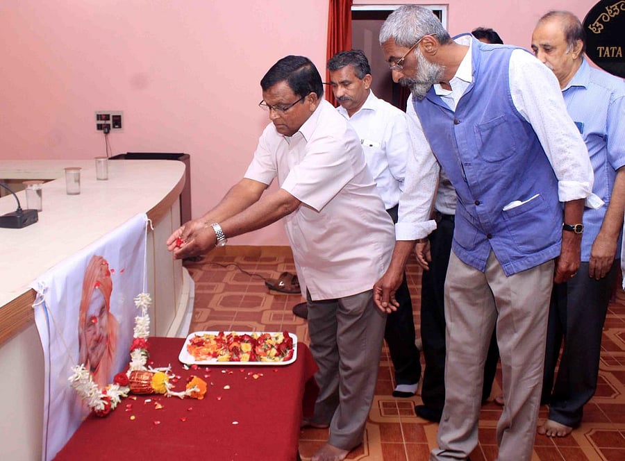 Dignitaries pay tribute to a portrait of Siddaganga Mutt seer Shivakumara Swami at a condolence meeting in Madikeri on Tuesday.