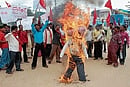 Members of youth wing of Janatha Dal and CPI (ML) staging a protest against oil price hike in Chikmagalur on Friday. DH photo
