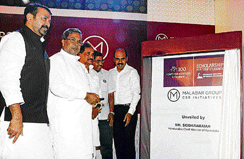 Karnataka CM Siddaramaiah launches CSR activities of Malabar Gold and Diamonds in Bangalore on Thursday. DH Photo