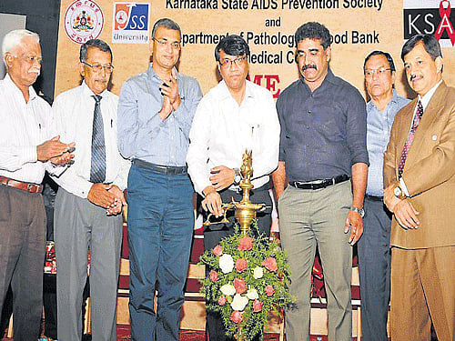 Dr Manjunath B, Registrar, JSS University inaugurates CME on 'Prevention and Control of HIV/AIDS', in Mysore, on Sunday. Manoj Kumar Tripathi, Project Director, KSAPS, Dr Karur B V, Additional Project Director, KSAPS, Dr Ravindra H N, Member , Executive Committee, Medical Council of India and Dr H Basavana Gowdappa, Principal, JSS Medical College are seen. DH Photo