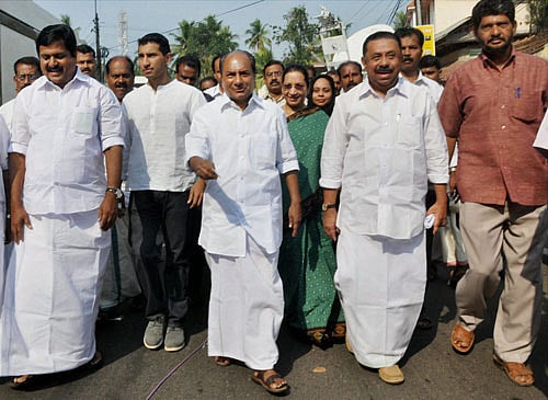 Kerala leaders have whipped out their calculators for number crunching after nearly three-fourths of the electorate cast their ballots in the parliamentary election. PTI file photo