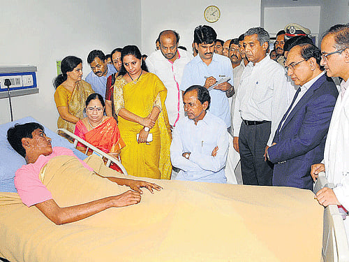 KCR and family with Pratyusha at the hospital. DH PHOTO