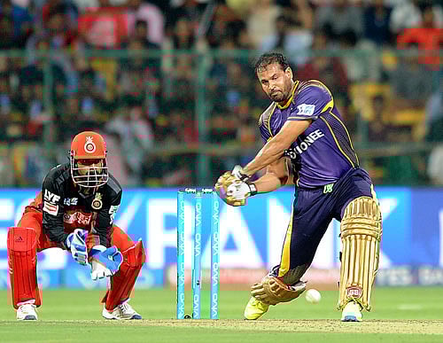 KKR's Yusaf Patan plays a shot against RCB in the IPL match at Chinnaswamy Stadium in Bengaluru on Monday. DH photo/Srikanta Sharma R.