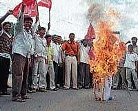 CPI workers staging a protest against State and Central governments anti-people policies at Hanumanthappa Circle in Chikmagalur on Thursday. DH Photo