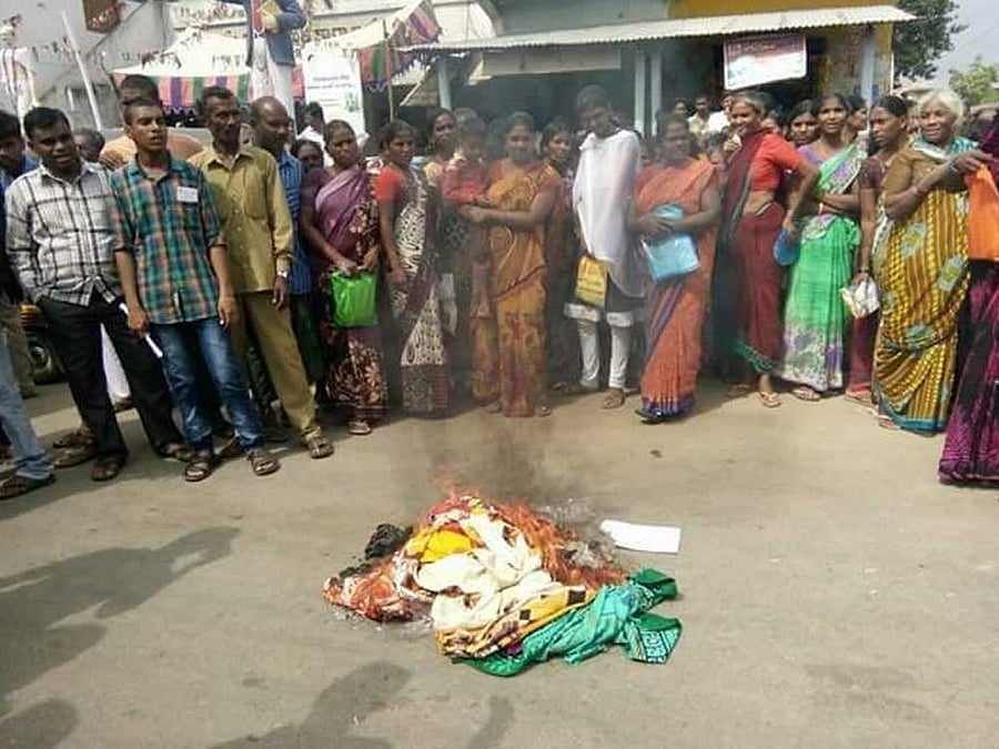 The fire also raised the political heat in the state with the opposition alleging RS 150 crore scam in the purchase of saris. DH Photo
