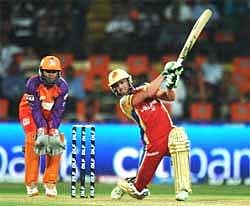 Royal Challengers Bangalore batsman AB De Villiers (R) is watched by Kochi Tuskers Kerala wicketkeeper Parthiv Patel as he plays a shot during the IPL Twenty20 match between Kochi Tuskers Kerala and Royal Challengers Bangalore at The Jawaharlal Nehru International Stadium in Kochi on Saturday. AFP Photo