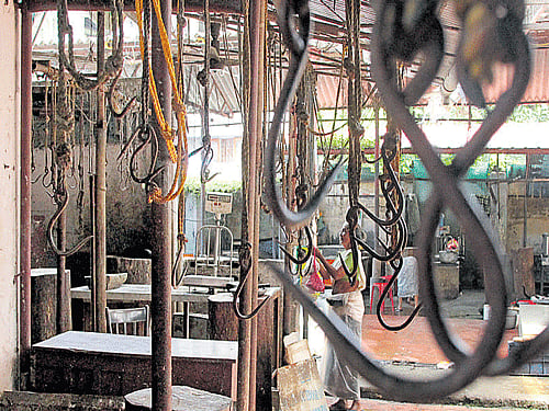 A meat market in Kochi wears a deserted look on Monday following the strike call by beef merchants. DH Photo