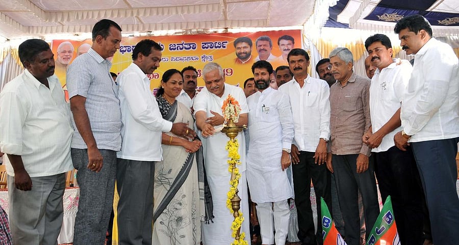 BJP National Committee organising secretary B L Santhosh inaugurates the workers’ meet in Chikkamagaluru on Thursday. Shobha Karandlaje, C T Ravi, M K Pranesh, K Jayaprakash Hegde, Kote Ranganath, Hirigaiah and H D Thammaiah look on.