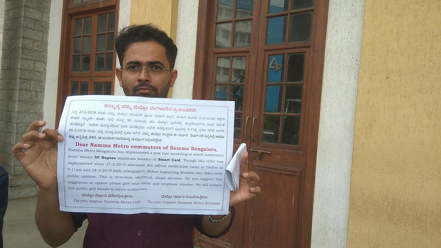 The wave of opposition to a hike in minimum balance on the metro smart card saw its first physical representation in the form of a protest at the Town Hall on Friday.