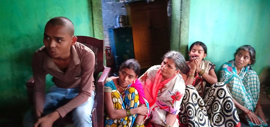 The family members of Dhananjay Nawate, the farmer from Pandharkawada, who ended his life near Pandharkawada. Photo: Mrityunjay Bose