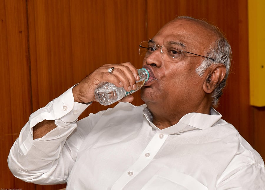 Seasoned politician Mallikarjuna Kharge sweats it out as turncoat Umesh Jadhav looks to turn the BJP's fortunes in the Gulbarga sweat.