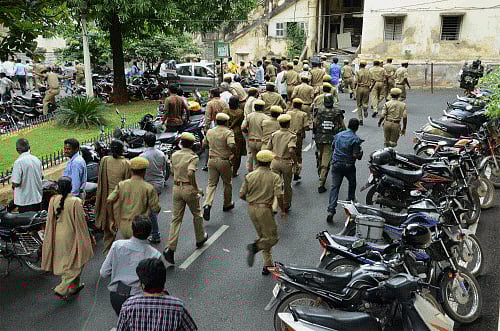 Lawyers from Seemandhra and Telangana regions Friday clashed at the Andhra Pradesh High Court complex.. PTI file photo