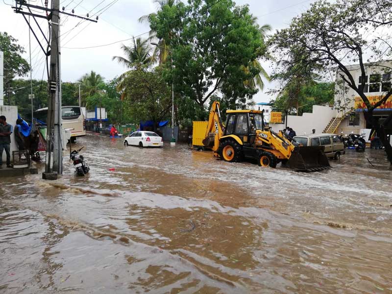 While the sudden downpour on Wednesday afternoon brought much-needed relief from the heat for Bengalureans, many arterial roads were left inundated. (DH Photo)