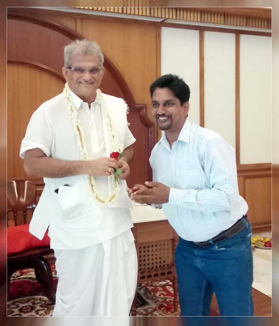 Independent candidate Venkatesh Bende seeking blessings from Shri Kshetra Dharmasthala Dharmadhikari Dr D Veerendra Heggade.