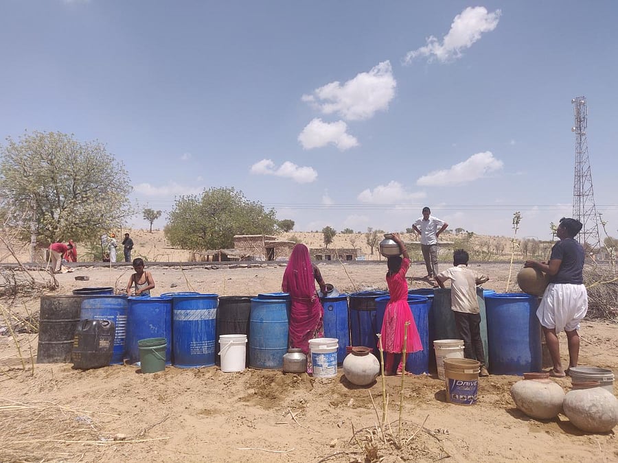 Women queuing up to fetch water in Bacsbhar village in Barmer, Rajasthan. Photo: Tabeenah Anjum