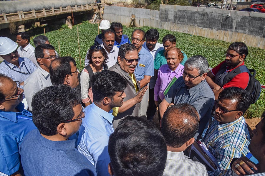 National Green Tribunal Commission recommended Monitoring Committee members holding discussion with citizens during an inspection drive. DH file photo. 